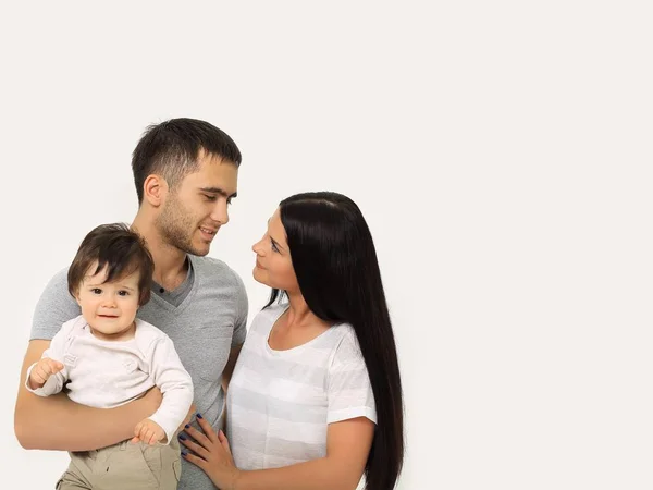 Schöne Familie - isoliert auf weißem Hintergrund — Stockfoto