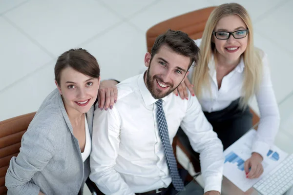 Framgångsrik verksamhet team sitter vid bord och tittar på kameran. — Stockfoto