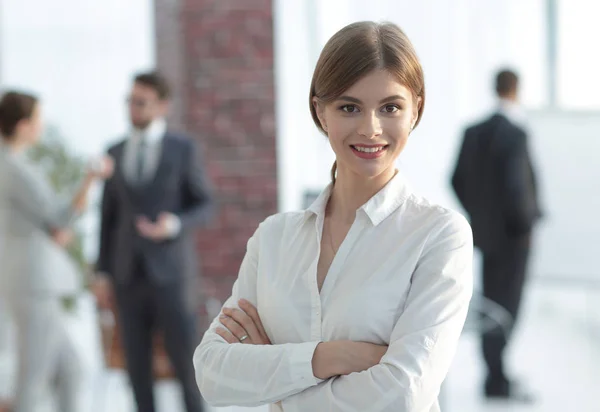 Portrait de jeune femme d'affaires sur le fond du bureau — Photo