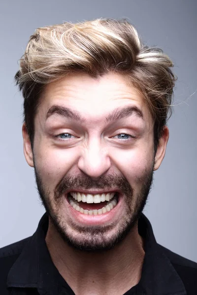 Close up retrato de homem sorridente em um fundo cinza — Fotografia de Stock