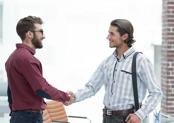 Handshake två anställda stående på kontoret — Stockfoto