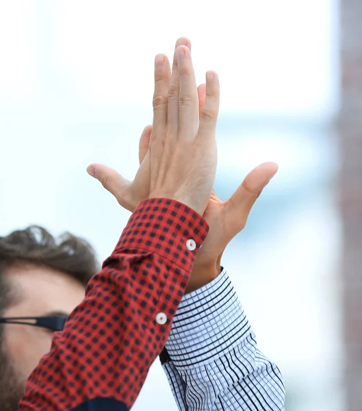 Twee collega's geven elkaar high-five — Stockfoto