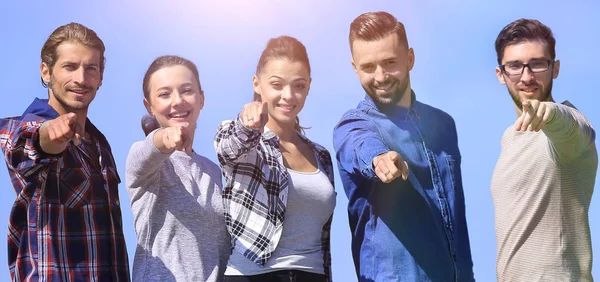 Selbstbewusste junge Leute zeigen Hände nach vorne — Stockfoto