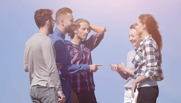 Equipo creativo de amigos hablando al aire libre — Foto de Stock