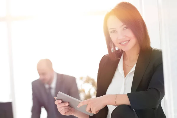 Mujer de negocios con Tablet PC en el fondo de la oficina — Foto de Stock