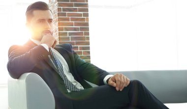 Lobide bir kahve masada oturan işadamı