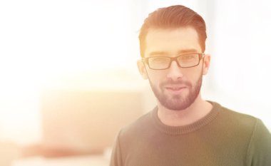 genç adam, arka planda yeni daire