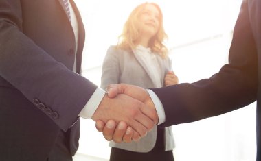 İş adamı tokalaşmasını toplantı odasında kapatın.