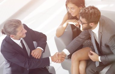 el sıkışma Yöneticisi ve ofis lobisinde otururken istemci.