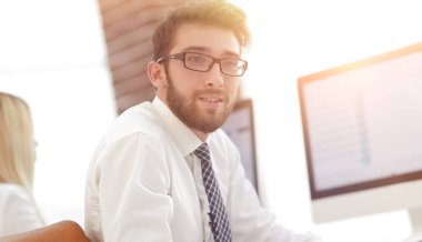 ekranın önünde oturan deneyimli programcılar.