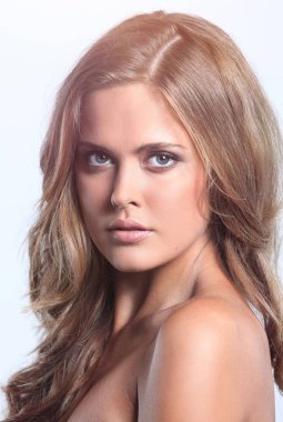 Genç mutlu gülümseyen düşünme kadın, gri backgr portresi