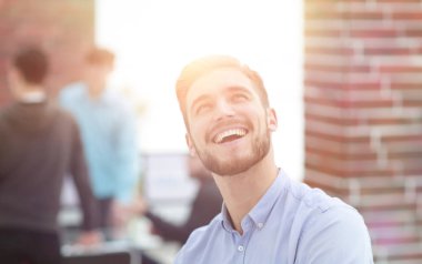 Ofiste gülümseyen neşeli adam..