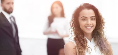 İş kadını iş dünyasının arka planında