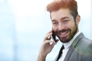 İş adamı cep telefonuyla konuşuyor.