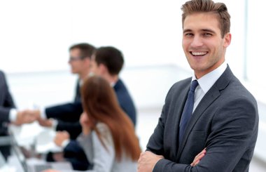 bulanık office arka plan üzerinde genç işadamı