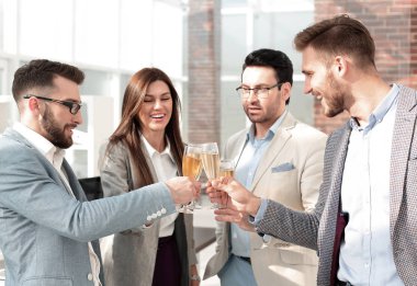 yakın up.business takım kendi gözlük yükseltir.