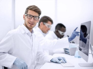 Masasında oturan araştırma merkezinin başkanı.