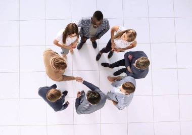 üstten görünüm. karşılıklı iş adamları