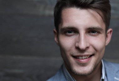 Gülümseyen şık genç işadamı