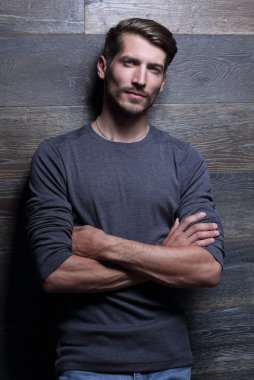 kapalı duran genç başarılı adam