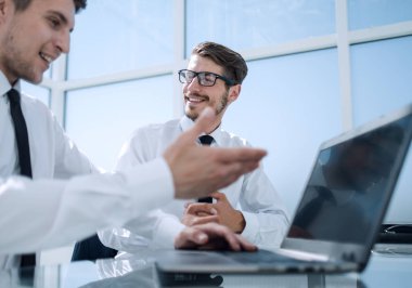 Hesaplama yapma muhasebeci. Finans ve ekonomi kavramı