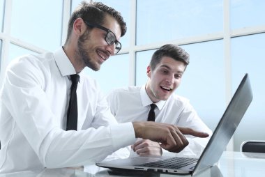 Meslektaşlarım masaya oturun ve konuşun.