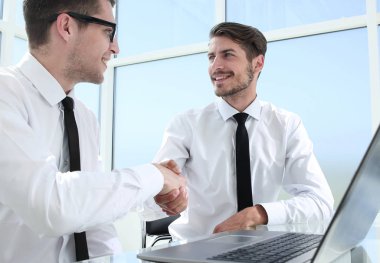 El sıkışırken takım elbise giyen işadamları