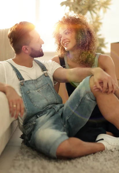 Pareja joven sentada en el sofá y soñando con el futuro — Foto de Stock