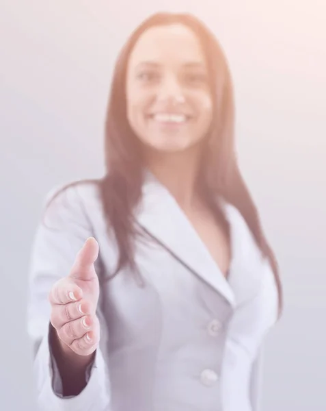 Geschäftsfrau im grauen Anzug posiert vor isoliertem Hintergrund — Stockfoto