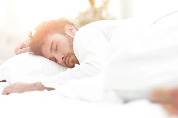 Closeup.The moe mannen slapen heerlijk op het bed — Stockfoto