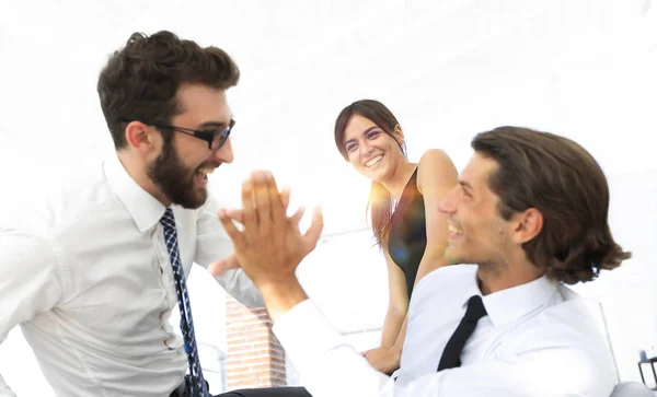 Colegas de negócios dando uns aos outros cinco altos . — Fotografia de Stock