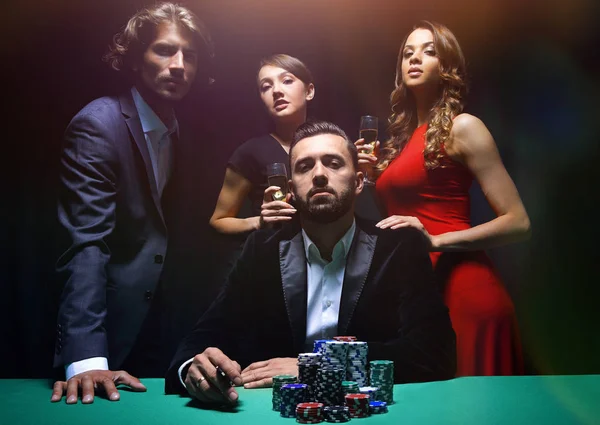 Attraktive junge kaukasische Mann machen Wette im Casino — Stockfoto