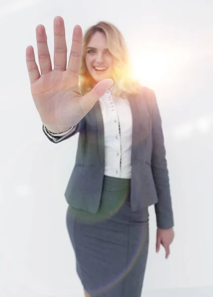 Jeune femme d'affaires en costume gris montrant cinq doigts . — Photo