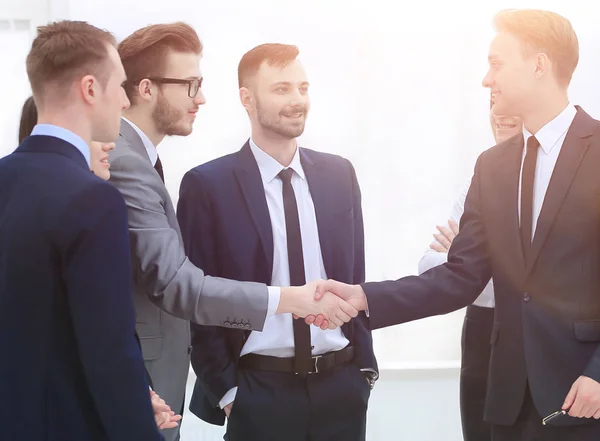 Handshake Manager and the client in the office — Stock Photo, Image