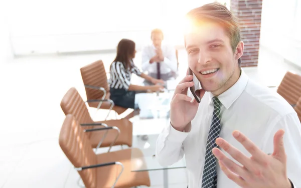 Closeup.businessman falando no smartphone — Fotografia de Stock