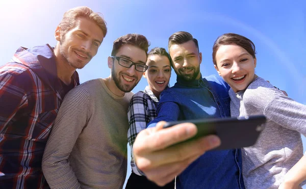 Grupa młodych ludzi robi sobie selfie. — Zdjęcie stockowe