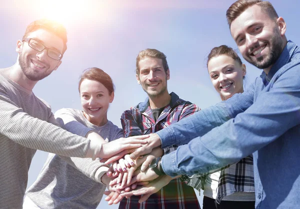 Concepto de trabajo en equipo. hombres de negocios se unieron —  Fotos de Stock