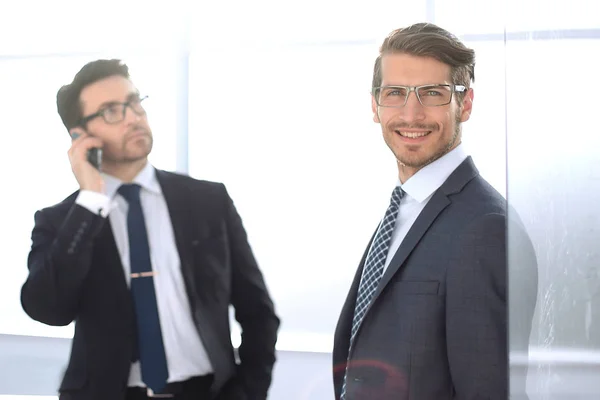 Geschäftskollegen stehen im Büro — Stockfoto