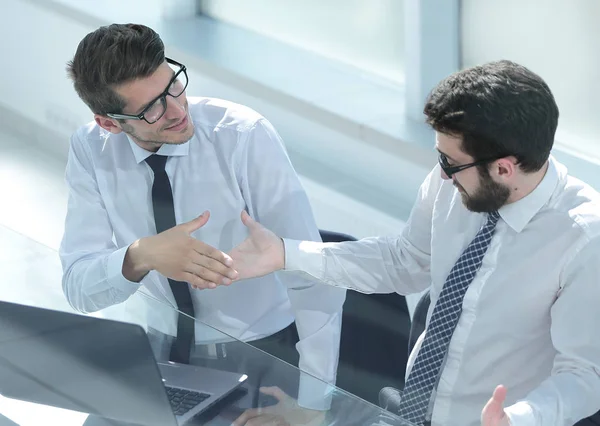 Stäng up.employees skakar hand på skrivbordet — Stockfoto