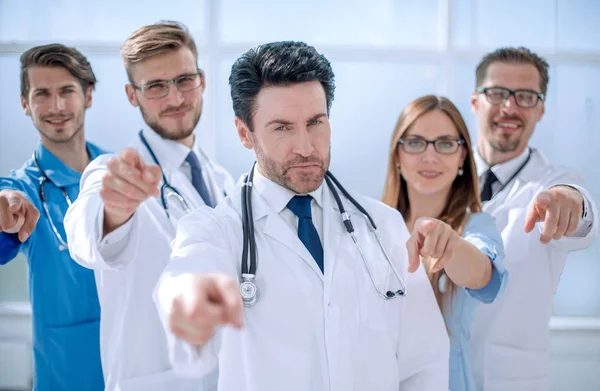 Equipo de médicos y enfermeras, señalándote — Foto de Stock