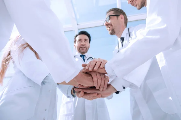 Вид знизу. крупним планом лікарі склали руки разом — стокове фото