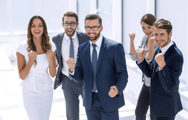 Feliz equipo de negocios de pie en la oficina . —  Fotos de Stock