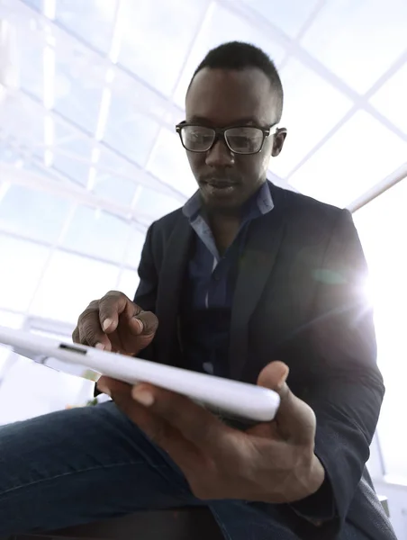 Sluit up.modern jonge zakenman met behulp van een digitaal tablet. — Stockfoto