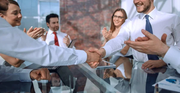 Aperto de mão dos empresários após a assinatura do contrato . — Fotografia de Stock