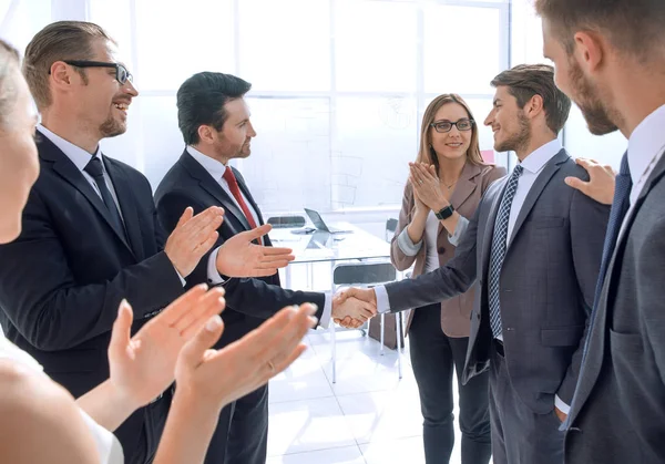 Twee zakelijke partners handen schudden als de overeenkomst na vergadering — Stockfoto