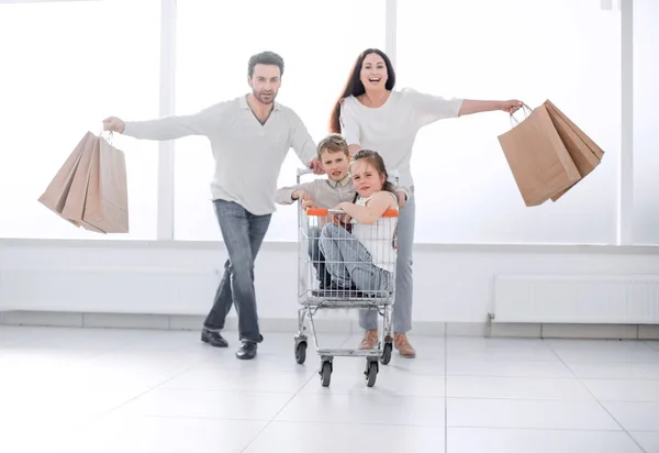 쇼핑 하 러 아이 들과 함께 행복 한 부모 — 스톡 사진