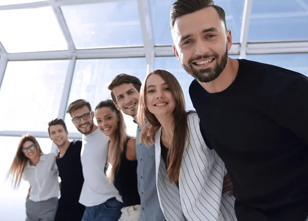 Equipo empresarial joven de pie en la oficina — Foto de Stock