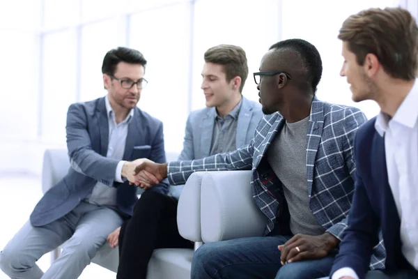 Affärskollegor nått ut för ett handslag — Stockfoto