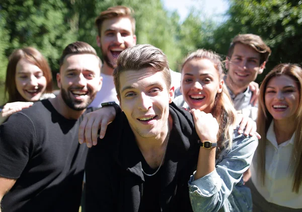 Portrait of a group of friends outdoors. — Stock Photo, Image