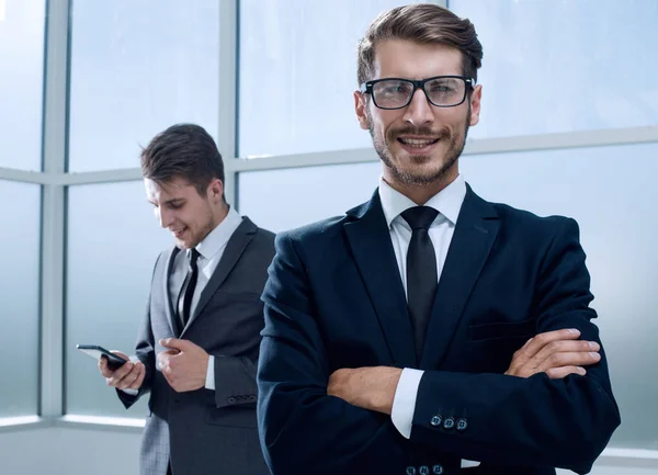 Företagare med hjälp av teknik i upptagen lobbyn på Office — Stockfoto